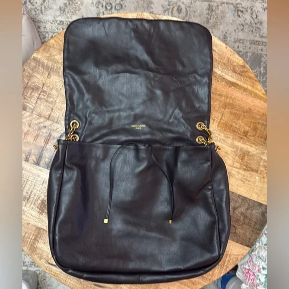 Yves Saint Laurent Black and Gold Shoulder Bag with Sleek Design - Picture 3 of 15